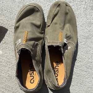 Cushe surf slippers M’s size 9